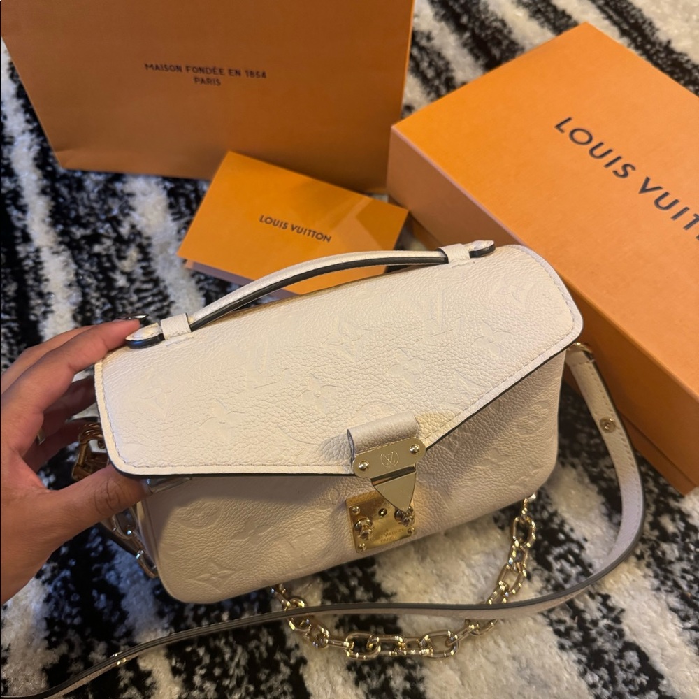 Louis Vuttion crossbody bag